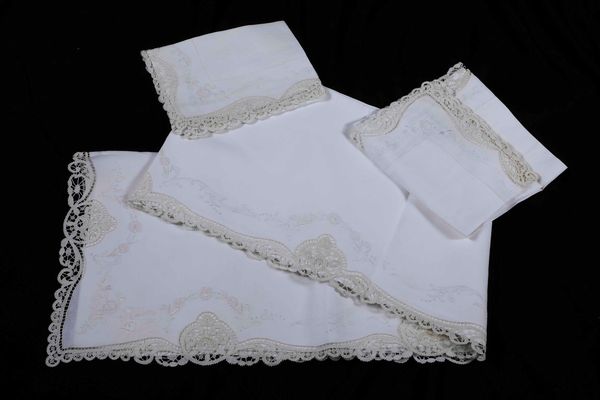 Lenzuolo con due federe  - Asta Antiquariato Ottobre  - Associazione Nazionale - Case d'Asta italiane