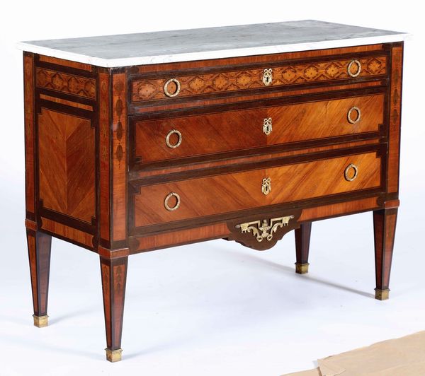 Com� a tre cassetti in legno lastronato, intarsiato e filettato. Francia fine XVIII - inizio XIX secolo  - Asta Antiquariato Ottobre  - Associazione Nazionale - Case d'Asta italiane