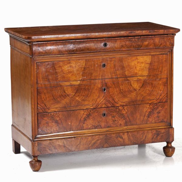 Cassettone a quattro cassetti lastronato in radica. XIX secolo  - Asta Antiquariato Ottobre  - Associazione Nazionale - Case d'Asta italiane