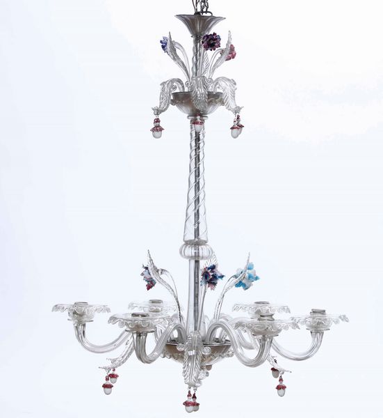 Lampadario in vetro incolore con pendenti di fiori in vetro policromo. Murano, XX secolo  - Asta Antiquariato Ottobre  - Associazione Nazionale - Case d'Asta italiane