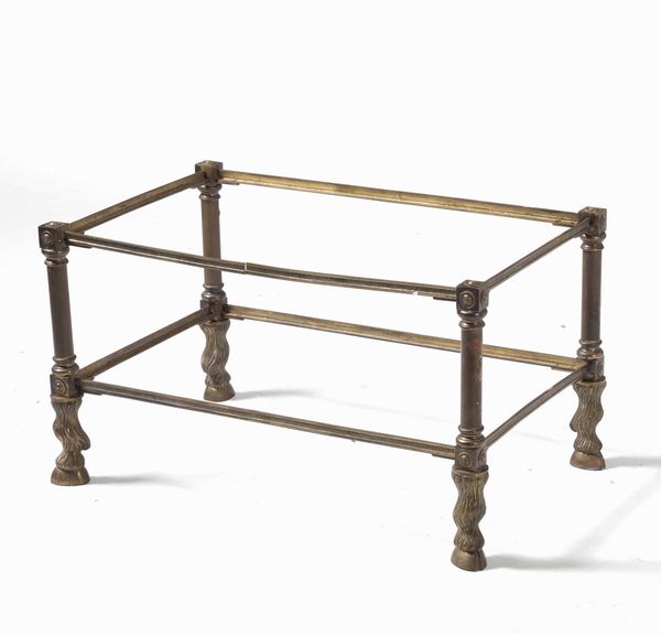 Tavolino rettangolare in metallo dorato, gambe terminanti a piedi ferini  - Asta Antiquariato Ottobre  - Associazione Nazionale - Case d'Asta italiane