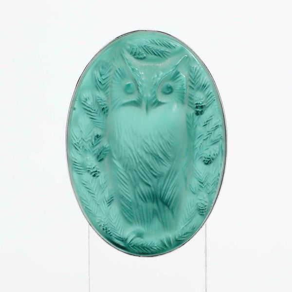 Spilla Gufo. Cristallo verde con montatura in argento. Lalique, Francia  - Asta Antiquariato Ottobre  - Associazione Nazionale - Case d'Asta italiane