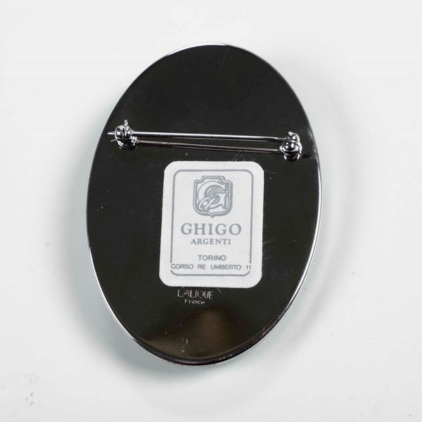 Spilla Gufo. Cristallo verde con montatura in argento. Lalique, Francia  - Asta Antiquariato Ottobre  - Associazione Nazionale - Case d'Asta italiane