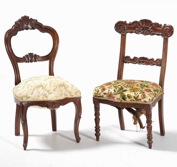 Due sedie diverse in legno intagliato. XIX-XX secolo  - Asta Antiquariato Ottobre  - Associazione Nazionale - Case d'Asta italiane