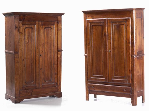 Due armadi diversi in legno a due ante  - Asta Antiquariato Ottobre  - Associazione Nazionale - Case d'Asta italiane