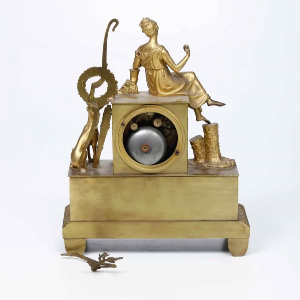 Pendola da tavolo in bronzo dorato. Francia XIX-XX secolo  - Asta Antiquariato Ottobre  - Associazione Nazionale - Case d'Asta italiane