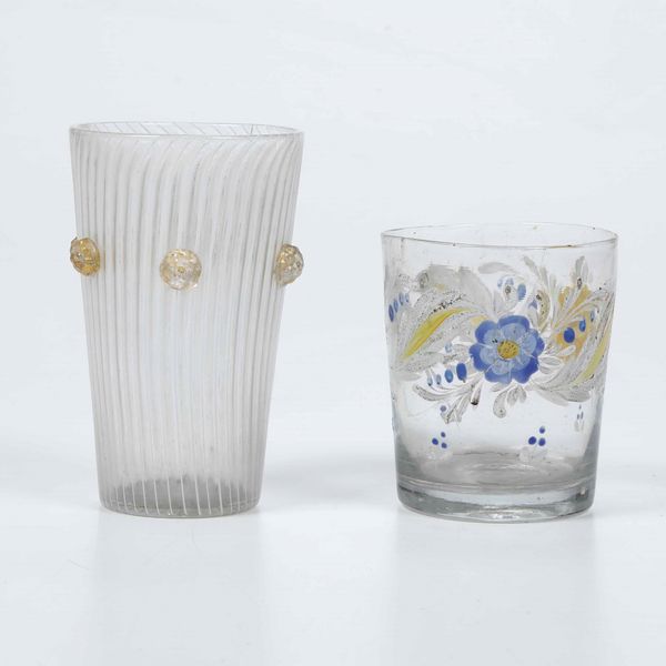 Lotto di un boccale a costolature e applicazioni lumeggiate e un bicchiere dipinto a fantasia floreale  - Asta Antiquariato Ottobre  - Associazione Nazionale - Case d'Asta italiane
