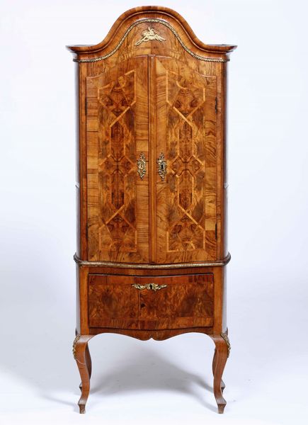 Credenza a due corpi lastronata ed intarsiata. XIX secolo  - Asta Antiquariato Ottobre  - Associazione Nazionale - Case d'Asta italiane