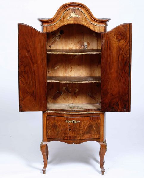 Credenza a due corpi lastronata ed intarsiata. XIX secolo  - Asta Antiquariato Ottobre  - Associazione Nazionale - Case d'Asta italiane