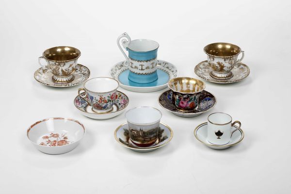 Lotto composto da sette tazze con piattini e una piccola ciotola in porcellana. Manifatture diverse, XIX-XX secolo  - Asta Antiquariato Ottobre  - Associazione Nazionale - Case d'Asta italiane