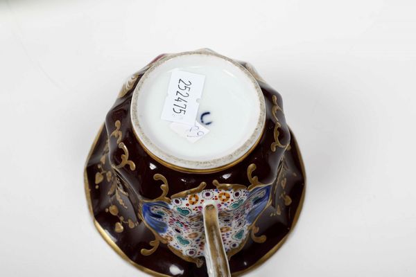 Lotto composto da sette tazze con piattini e una piccola ciotola in porcellana. Manifatture diverse, XIX-XX secolo  - Asta Antiquariato Ottobre  - Associazione Nazionale - Case d'Asta italiane