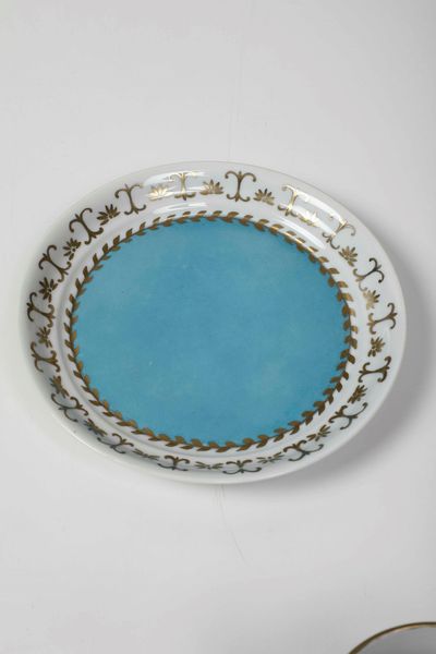 Lotto composto da sette tazze con piattini e una piccola ciotola in porcellana. Manifatture diverse, XIX-XX secolo  - Asta Antiquariato Ottobre  - Associazione Nazionale - Case d'Asta italiane