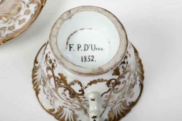 Lotto composto da sette tazze con piattini e una piccola ciotola in porcellana. Manifatture diverse, XIX-XX secolo  - Asta Antiquariato Ottobre  - Associazione Nazionale - Case d'Asta italiane