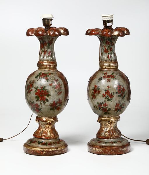 Coppia di lumi in legno intagliato e dipinto, XVIII secolo  - Asta Antiquariato Ottobre  - Associazione Nazionale - Case d'Asta italiane