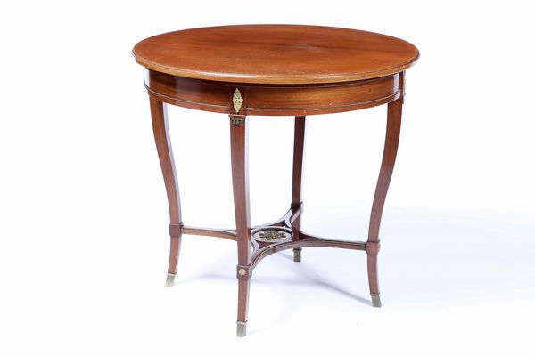 Tavolo circolare. XIX-XX secolo  - Asta Antiquariato Ottobre  - Associazione Nazionale - Case d'Asta italiane