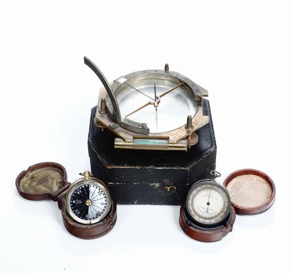 Lotto di tre strumenti da navigazione: bussola, barometro e bussola con sestante, XIX secolo  - Asta Antiquariato Ottobre  - Associazione Nazionale - Case d'Asta italiane