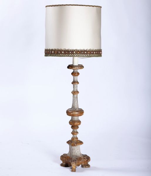 Piantana in legno intagliato e laccato. XVIII secolo  - Asta Antiquariato Ottobre  - Associazione Nazionale - Case d'Asta italiane