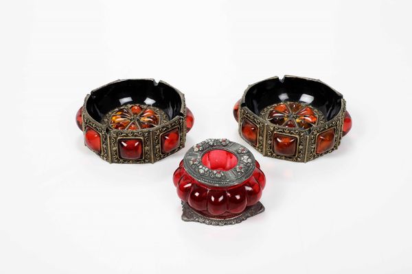 Lotto composto da tre posaceneri in vetro e metallo di manifattura orientale. XX secolo  - Asta Antiquariato Ottobre  - Associazione Nazionale - Case d'Asta italiane