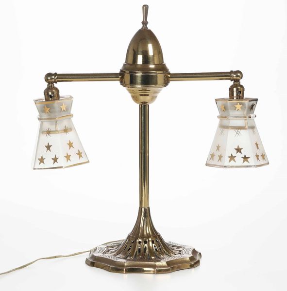 Lampada da tavolo in ottone con paralumi in vetro. XX secolo  - Asta Antiquariato Ottobre  - Associazione Nazionale - Case d'Asta italiane