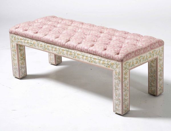 Panchetto decorato a fiori, seduta imbottita. XX secolo  - Asta Antiquariato Ottobre  - Associazione Nazionale - Case d'Asta italiane