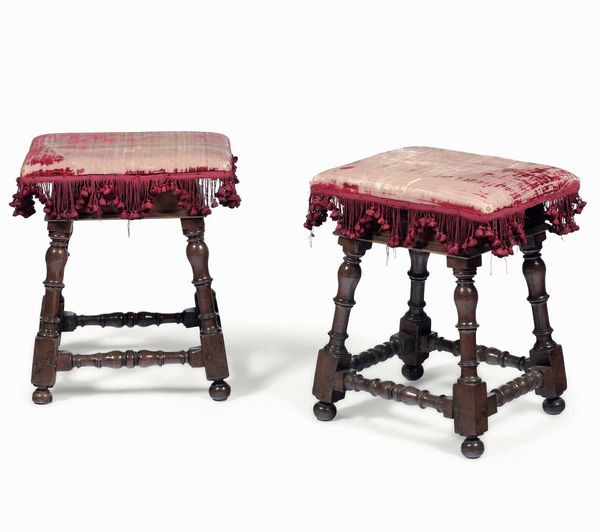 Coppia di panchetti a rocchetto in noce. Toscana, XVII-XVIII secolo  - Asta Antiquariato Ottobre  - Associazione Nazionale - Case d'Asta italiane