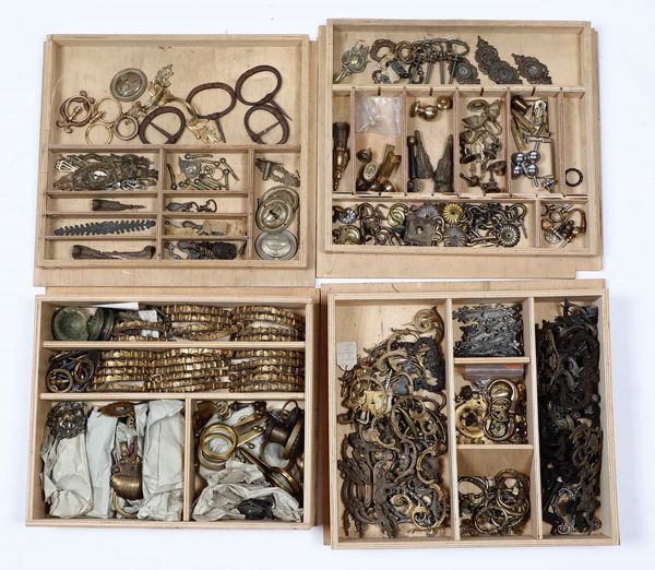 Lotto di guarnizioni (maniglie, boccachiavi, ecc) in bronzo dorato e altri materiali  - Asta Antiquariato Ottobre  - Associazione Nazionale - Case d'Asta italiane