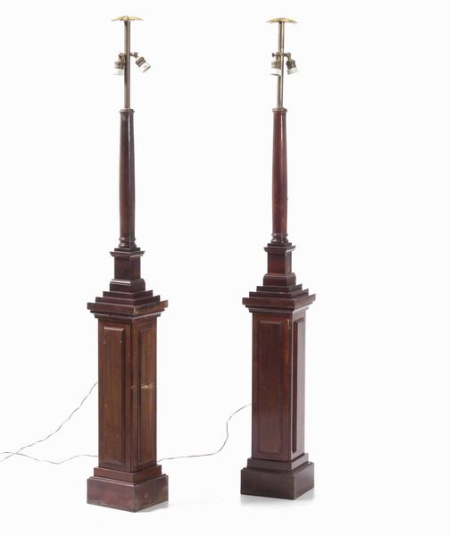 Coppia di lampade da terra in legno a guisa di colonna  - Asta Antiquariato Ottobre  - Associazione Nazionale - Case d'Asta italiane