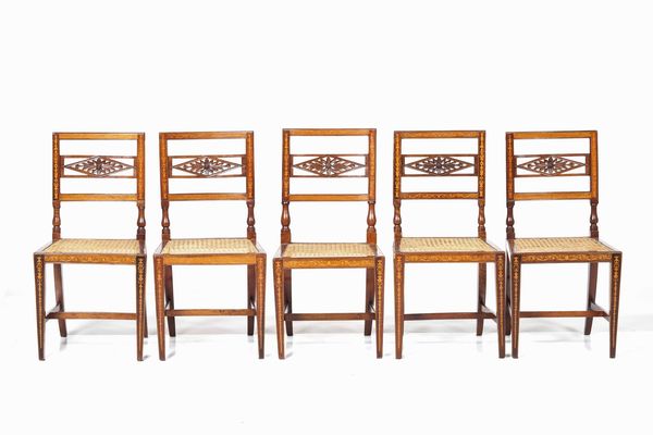 Gruppo di cinque sedie con schienale a giorno in legno intarsiato. XIX secolo  - Asta Antiquariato Ottobre  - Associazione Nazionale - Case d'Asta italiane