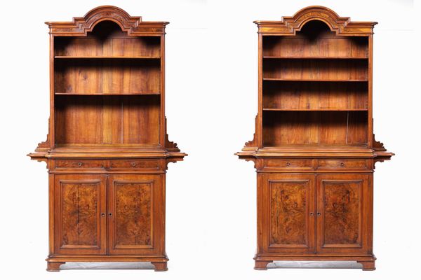 Coppia di librerie lastronate in noce e radica. XIX secolo  - Asta Antiquariato Ottobre  - Associazione Nazionale - Case d'Asta italiane
