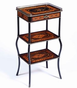 Tavolino in legno lastronato ed intarsiato in varie essenze. XIX-XX secolo  - Asta Antiquariato Ottobre  - Associazione Nazionale - Case d'Asta italiane