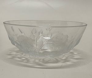 Ciotola in vetro incolore decorata con rose in rilievo.  - Asta Antiquariato Ottobre  - Associazione Nazionale - Case d'Asta italiane
