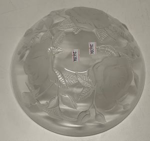 Ciotola in vetro incolore decorata con rose in rilievo.  - Asta Antiquariato Ottobre  - Associazione Nazionale - Case d'Asta italiane