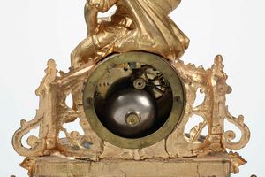 Pendola da tavolo in metallo dorato, sotto campana di vetro  - Asta Antiquariato Ottobre  - Associazione Nazionale - Case d'Asta italiane