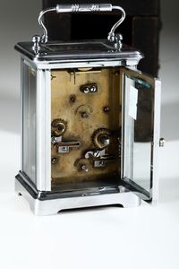 Officielle con sveglia. Cassa in metallo bianco con astuccio in pelle.  - Asta Antiquariato Ottobre  - Associazione Nazionale - Case d'Asta italiane