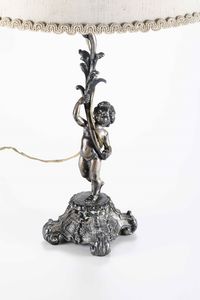 Candeliere con putto in metallo argentato. Montato a lampada. Stile �700  - Asta Antiquariato Ottobre  - Associazione Nazionale - Case d'Asta italiane