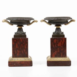 Coppia di alzate in bronzo e marmo rosso, Francia XIX-XX secolo  - Asta Antiquariato Ottobre  - Associazione Nazionale - Case d'Asta italiane