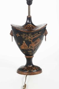 Lampada in legno dipinto a chinoiserie. XX secolo  - Asta Antiquariato Ottobre  - Associazione Nazionale - Case d'Asta italiane