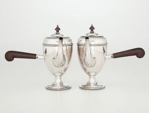 Coppia di cioccolatiere in metallo argentato. Italia XX secolo  - Asta Antiquariato Ottobre  - Associazione Nazionale - Case d'Asta italiane