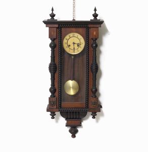 Lotto di due orologi da parete in legno, inizio XX secolo  - Asta Antiquariato Ottobre  - Associazione Nazionale - Case d'Asta italiane