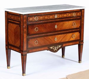 Com� a tre cassetti in legno lastronato, intarsiato e filettato. Francia fine XVIII - inizio XIX secolo  - Asta Antiquariato Ottobre  - Associazione Nazionale - Case d'Asta italiane