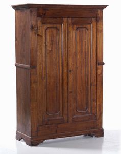 Due armadi diversi in legno a due ante  - Asta Antiquariato Ottobre  - Associazione Nazionale - Case d'Asta italiane