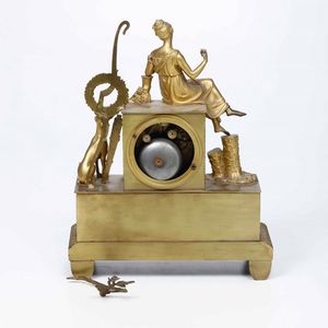 Pendola da tavolo in bronzo dorato. Francia XIX-XX secolo  - Asta Antiquariato Ottobre  - Associazione Nazionale - Case d'Asta italiane