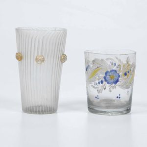 Lotto di un boccale a costolature e applicazioni lumeggiate e un bicchiere dipinto a fantasia floreale  - Asta Antiquariato Ottobre  - Associazione Nazionale - Case d'Asta italiane