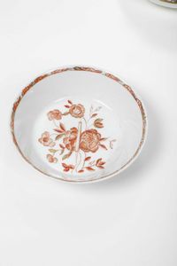 Lotto composto da sette tazze con piattini e una piccola ciotola in porcellana. Manifatture diverse, XIX-XX secolo  - Asta Antiquariato Ottobre  - Associazione Nazionale - Case d'Asta italiane