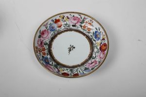 Lotto composto da sette tazze con piattini e una piccola ciotola in porcellana. Manifatture diverse, XIX-XX secolo  - Asta Antiquariato Ottobre  - Associazione Nazionale - Case d'Asta italiane