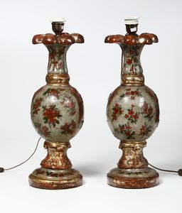 Coppia di lumi in legno intagliato e dipinto, XVIII secolo  - Asta Antiquariato Ottobre  - Associazione Nazionale - Case d'Asta italiane