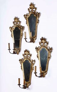 Quattro appliques a due luci in legno intagliato e dorato, XVIII-XIX secolo  - Asta Antiquariato Ottobre  - Associazione Nazionale - Case d'Asta italiane