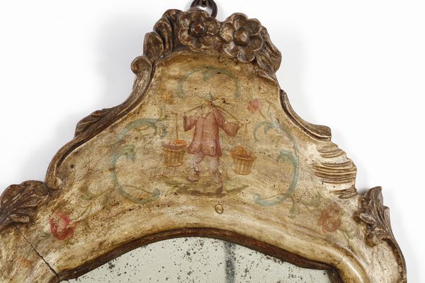 MANIFATTURA VENEZIANA DEL XVIII SECOLO : Specchiera da tavolo in legno laccato e parzialmente dorato, cimasa decorata a motivi floreali intagliati, decoro in lacca con fiori e figure orientali  - Asta Asta 379 | ARTE ANTICA E DEL XIX SECOLO - Dipinti antichi e antiquariato  Online - Associazione Nazionale - Case d'Asta italiane