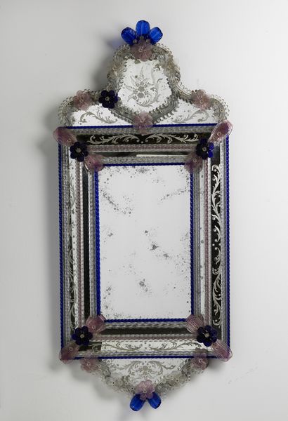 MANIFATTURA VENEZIANA DELLA PRIMA META' DEL XX SECOLO : Specchiera in vetro di Murano molato con fiori policromi, alta cimasa a volute ricadenti lungo i lati, specchi decorati alla mola a motivi fitomorfi.  - Asta Asta 379 | ARTE ANTICA E DEL XIX SECOLO - Dipinti antichi e antiquariato  Online - Associazione Nazionale - Case d'Asta italiane