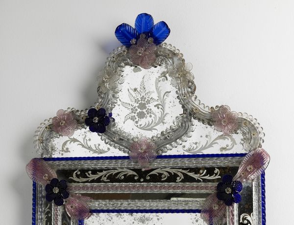 MANIFATTURA VENEZIANA DELLA PRIMA META' DEL XX SECOLO : Specchiera in vetro di Murano molato con fiori policromi, alta cimasa a volute ricadenti lungo i lati, specchi decorati alla mola a motivi fitomorfi.  - Asta Asta 379 | ARTE ANTICA E DEL XIX SECOLO - Dipinti antichi e antiquariato  Online - Associazione Nazionale - Case d'Asta italiane